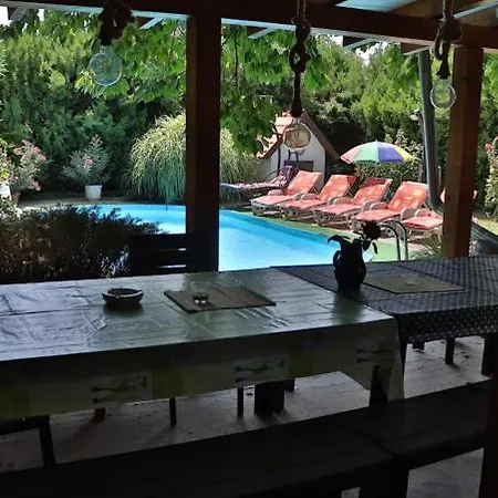 Borostyan Nyaralohaz